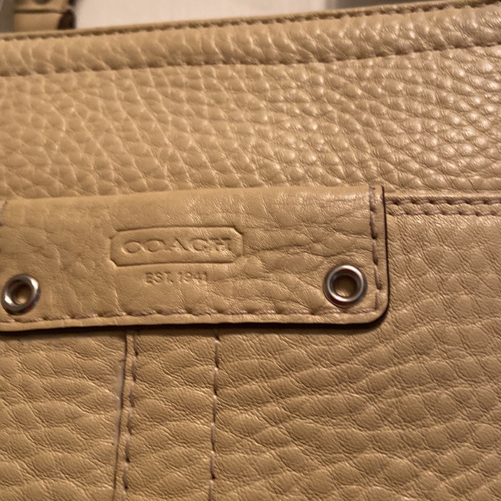 Coach pebbled leather shoulder bag EUC - Picture 3 of 11